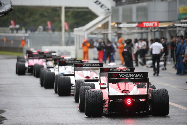 スタート進行: ピットロードに並ぶSFマシン