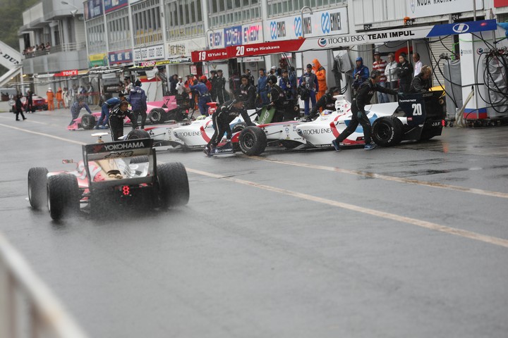 スタート進行: ITOCHU ENEX TEAM IMPUL