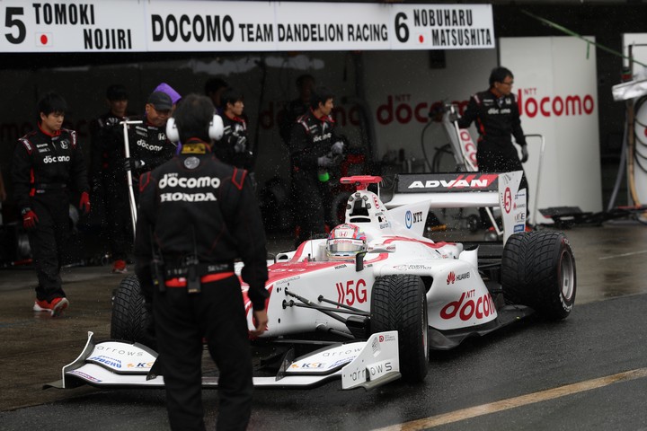 スタート進行: 野尻智紀（DOCOMO TEAM DANDELION RACING）