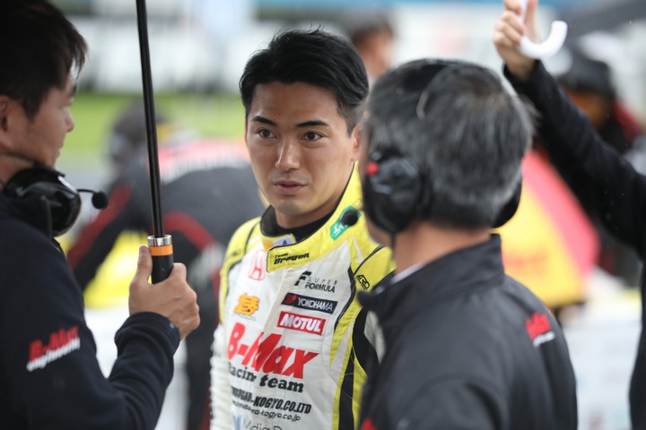 スタート進行: 千代勝正（B-MAX Racing Team）