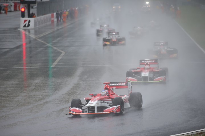 決勝レース: 54周に短縮されたレースがセーフティーカーランでスタートした