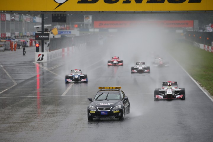 決勝レース: セーフティーカーに先導されるドライバーたち