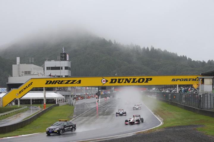 決勝レース: セーフティーカーに先導されるドライバーたち