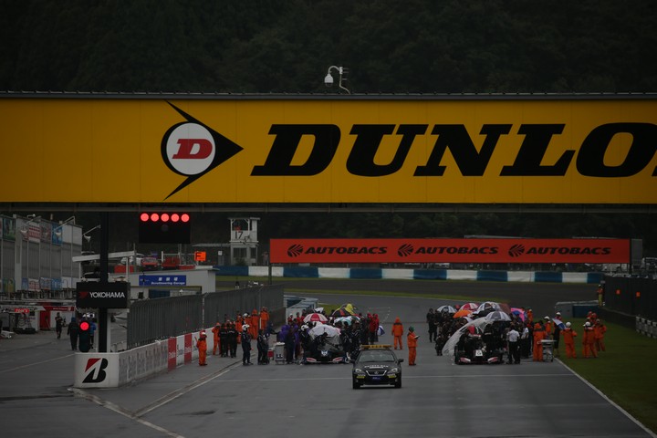 決勝レース: レースは天候悪化による赤旗で中断された