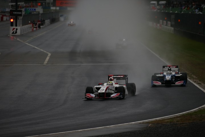 決勝レース: 中断の後セーフティーカーランで再スタートが切られた