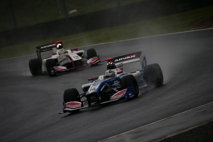 決勝レース: 小林可夢偉と関口雄飛のトップ争い