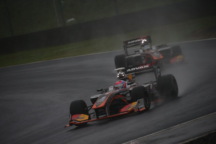 決勝レース: 国本雄資（JMS P.MU/CERUMO・INGING SF14）