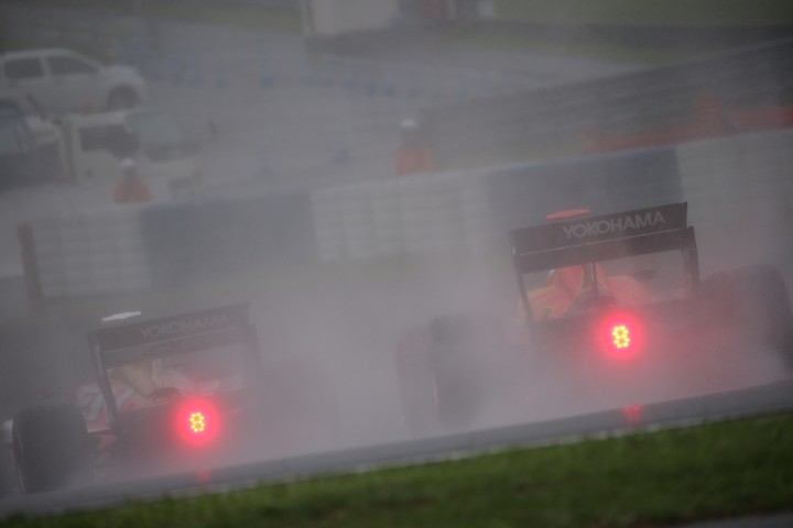 決勝レース: 山本尚貴と福住仁嶺（TEAM MUGEN SF14）