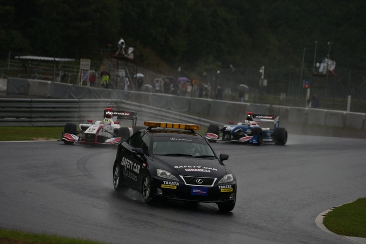 決勝レース: このレースはセーフティーカーが何度も導入された