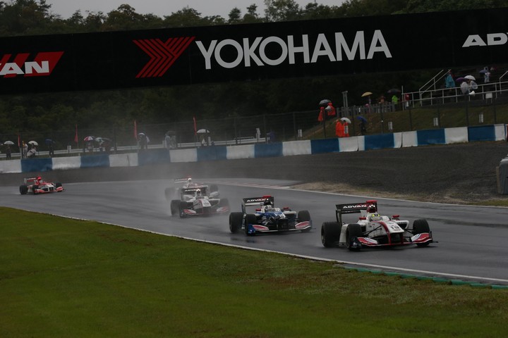 決勝レース: セーフティーカーランでレースは終了となった