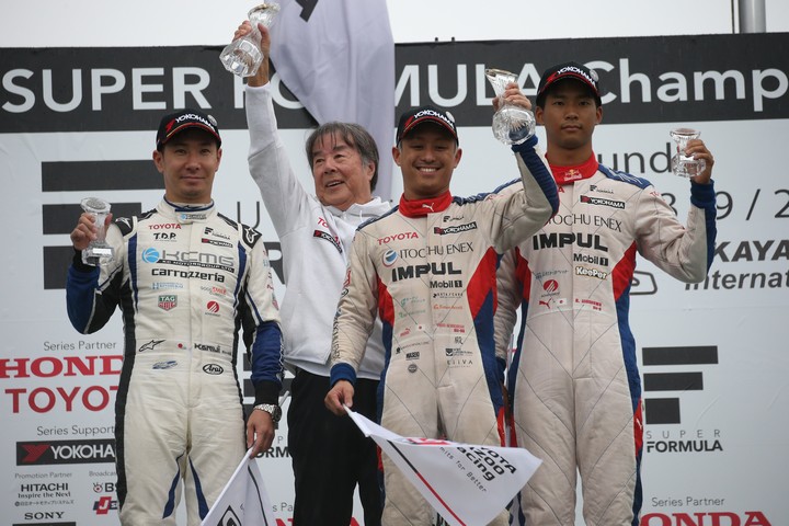 表彰式: 優勝・関口雄飛、2位・小林可夢偉、3位・平川亮