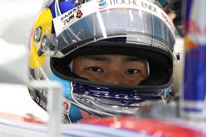 ピットで待機する平川亮（ITOCHU ENEX TEAM IMPUL）