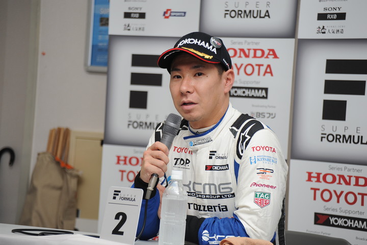 予選記者会見: 2位の小林可夢偉（carrozzeria Team KCMG）