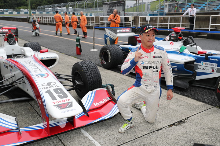 ポールポジションを獲得した関口雄飛（ITOCHU ENEX TEAM IMPUL）