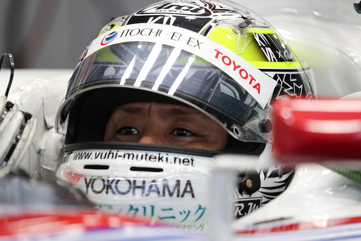 ピットで待機する関口雄飛（ITOCHU ENEX TEAM IMPUL）