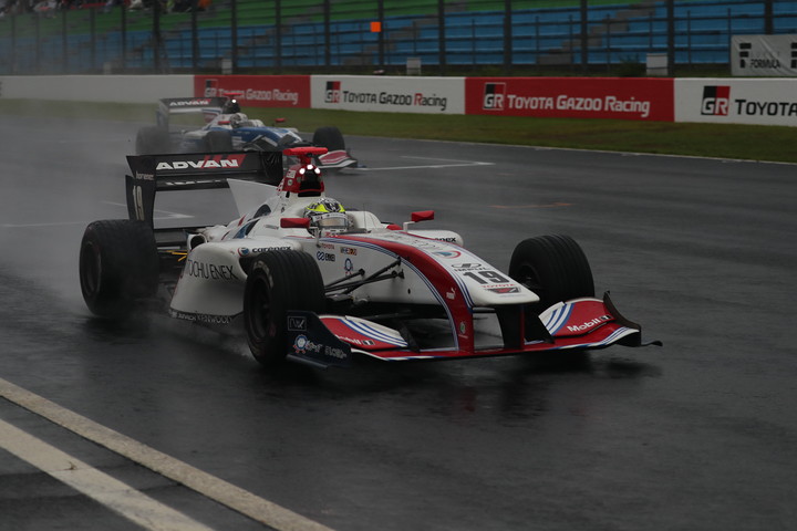 トップでゴールする関口雄飛（ITOCHU ENEX TEAM IMPUL SF14）