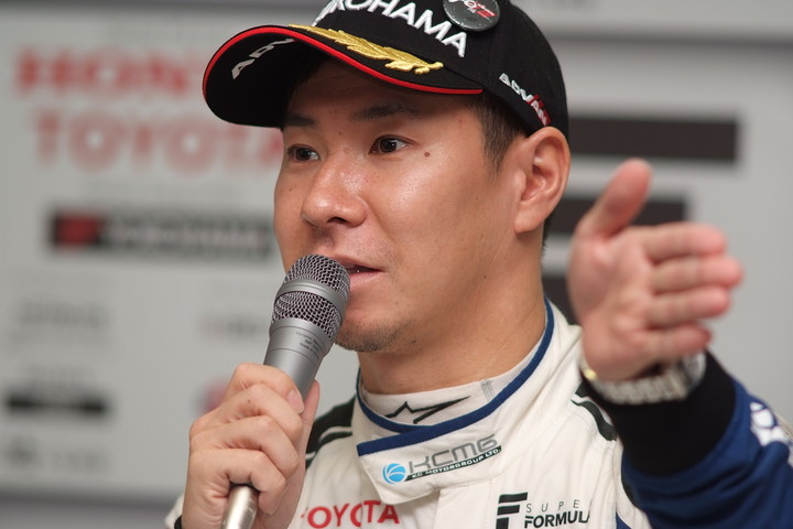 決勝記者会見: 2位の小林可夢偉（carrozzeria Team KCMG）