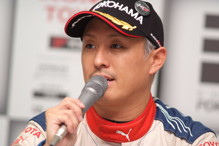 決勝記者会見: 優勝した関口雄飛（ITOCHU ENEX TEAM IMPUL）