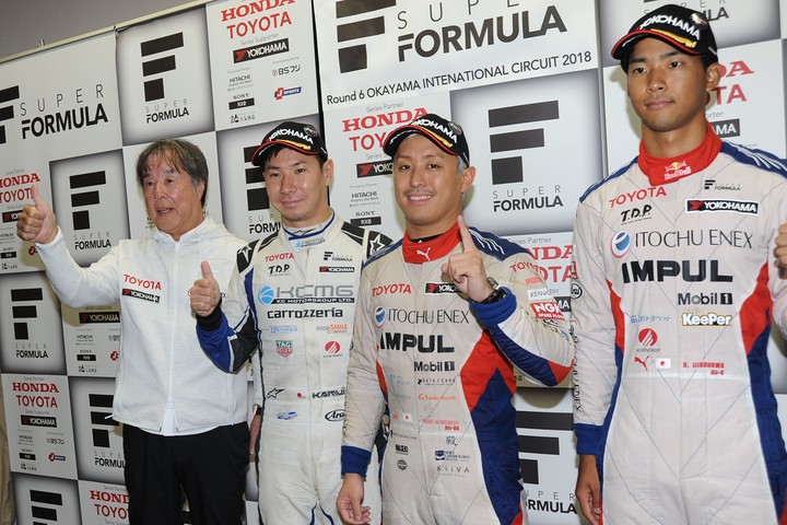 決勝フォトセッション: トップ3と優勝チーム監督