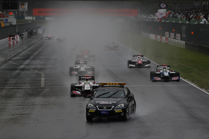 レースは54周に短縮されセーフティーカースタートとなった