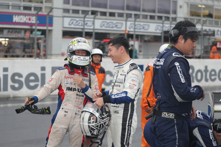 優勝した関口雄飛に駆け寄り健闘をたたえ合う2位の小林可夢偉