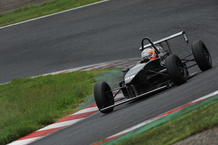 ポールポジションを獲得した三宅淳詩（KK-SⅡミスト制動屋）