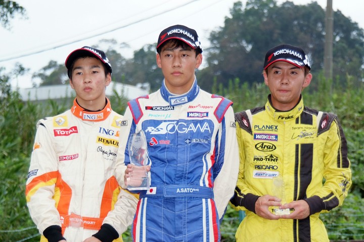 表彰式: 優勝・三宅淳詞（中央）、2位・澤龍之介（左）、3位・徳升広平（右）