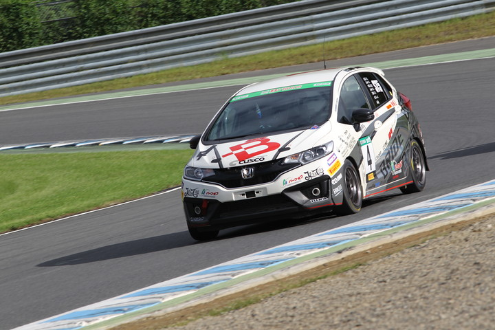 ST-5クラスポールポジションの見並秀文／太田侑弥／相原誠司郎組（THE BRIDE FIT）