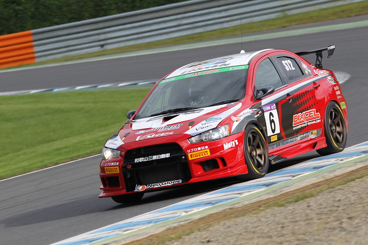 ST-2クラスポールポジションの冨桝朋広／菊地靖／大橋正澄組（新菱オート☆DIXCELエボⅩ）