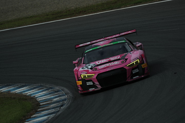 ST-Xクラスで2位に入ったリム・キョンウィー／Mathias Beche／メルビン・モー組（Phoenix Racing Asia R8）