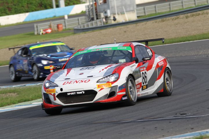 ST-4クラスで優勝しクラスチャンピオンを決めた松井孝允／坪井翔／中山雄一組（TOM'S SPIRIT 86）