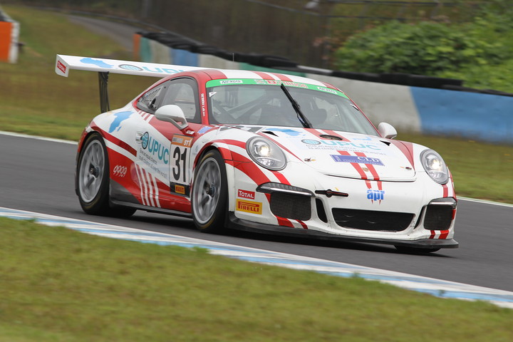 ウォームアップ: ST-1クラストップタイムのPorsche 991GT3 Cup