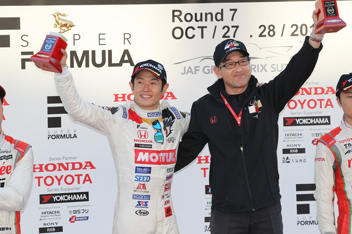 優勝した山本尚貴とチーム監督の手塚長孝氏（TEAM MUGEN）