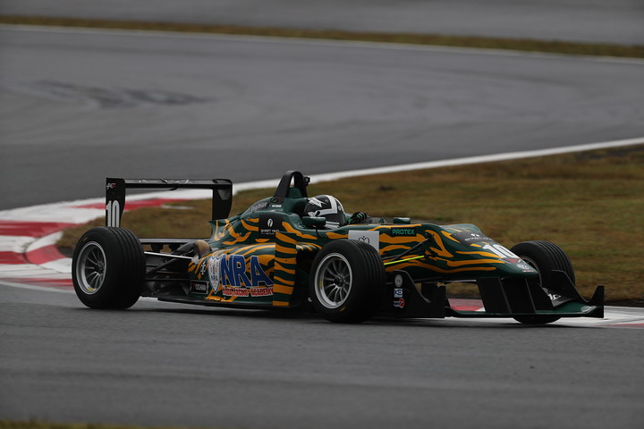 Nクラスで優勝したジェイク・パーソンズ（NODAレーシング）