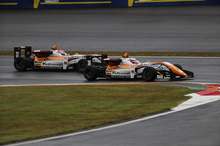 ダンロップコーナーで宮田莉朋をパスしてトップに立った坪井翔