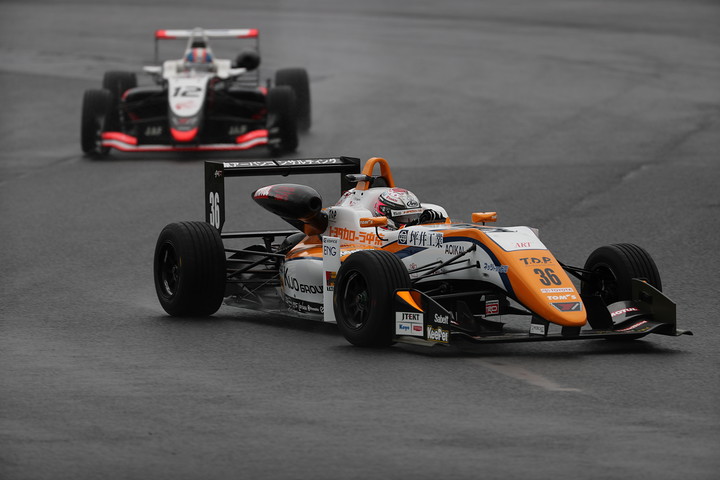 レース序盤、坪井翔と笹原右京の2位争い