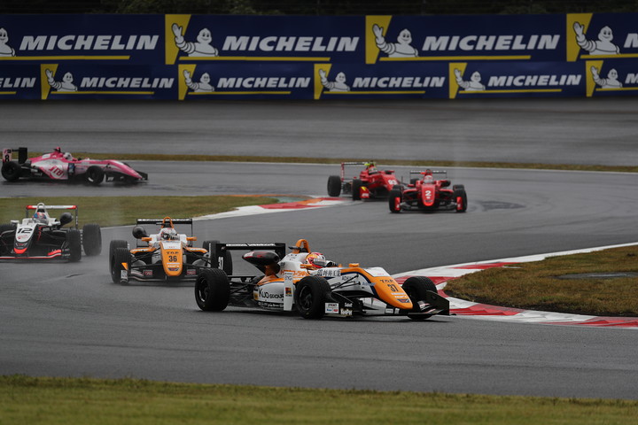 15周のレースがスタートした。スタート直後のダンロップコーナー