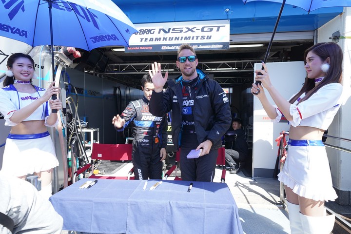 ピットウォーク: ジェンソン・バトン（TEAM KUNIMITSU）