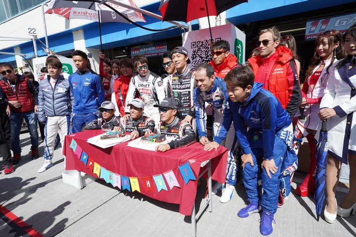 ピットウォーク: 誰かの誕生パーティー