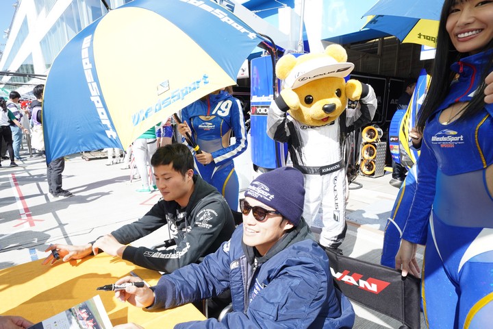 ピットウォーク: 山下健太と国本雄資（LEXUS TEAM WedsSport BANDOH）