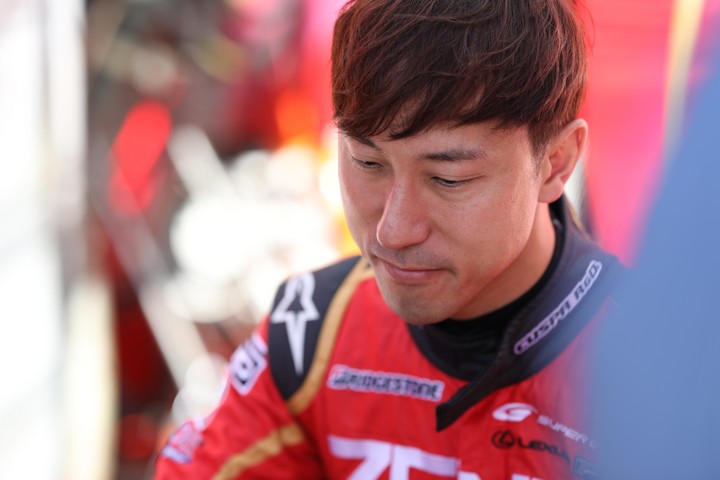 ピットウォーク: 石浦宏明（LEXUS TEAM ZENT CERUMO）