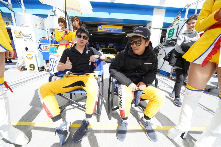 ピットウォーク: 小林崇志と中山友貴（TEAM UPGARAGE）