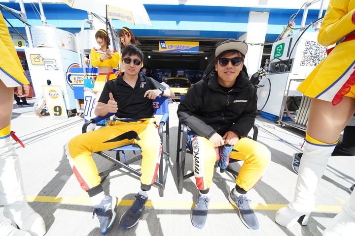 ピットウォーク: 小林崇志と中山友貴（TEAM UPGARAGE）