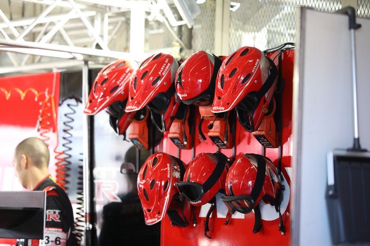 ピットウォーク: ピットクルーのヘルメット