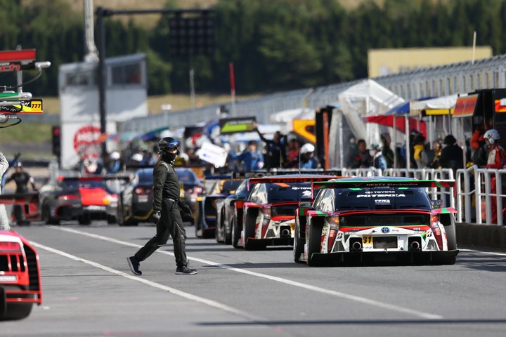 公式予選: ピットアウトするGT300のマシン