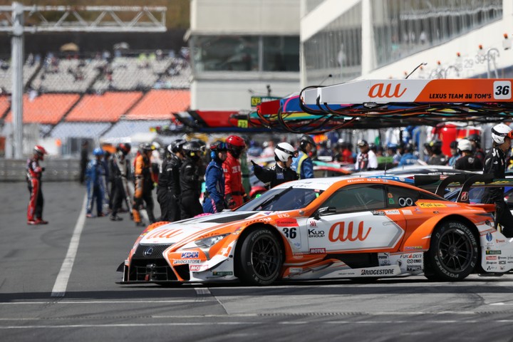 スタート進行: 中嶋一貴／関口雄飛組（au TOM'S LC500）