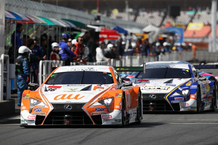 スタート進行: 中嶋一貴／関口雄飛組（au TOM'S LC500）