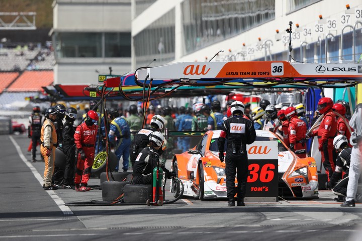 スタート進行: 中嶋一貴／関口雄飛組（au TOM'S LC500）