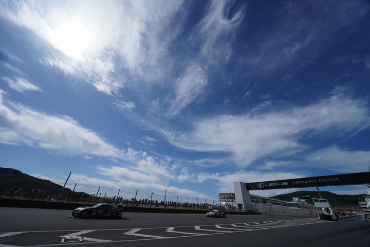 スタート進行: ピットアウトするGTマシン