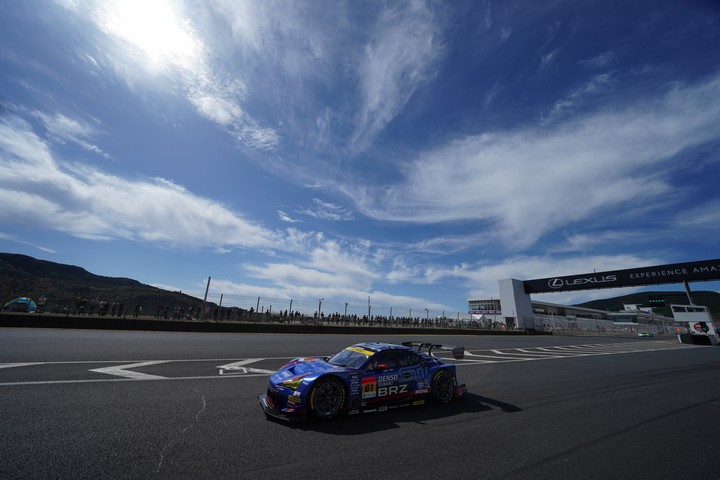 スタート進行: 井口卓人／山内英輝組（SUBARU BRZ R&D SPORT）